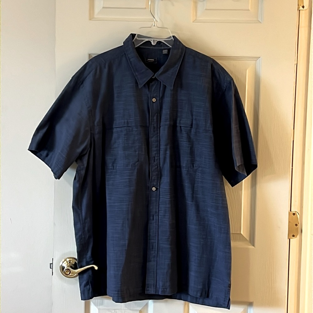 EUC Men’s short sleeve Arrow shirt.